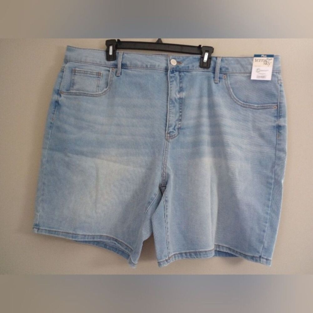 NWT Terra & Sky High Rise Bermuda Light Wash Short Size 24 W